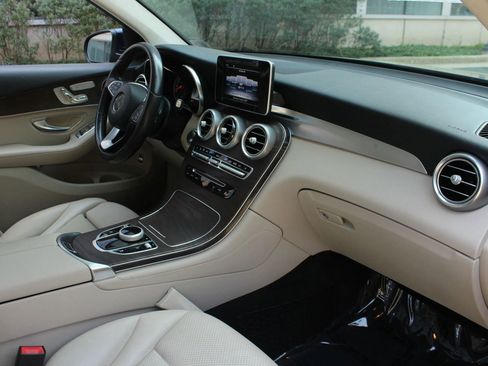 Used 2018 Mercedes-Benz GLC 300 4MATIC image 26