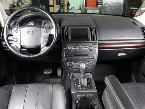 Used 2013 Land Rover LR2 HSE image 2