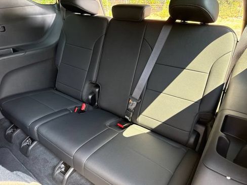 Used 2025 Chevrolet Traverse High Country FWD image 26