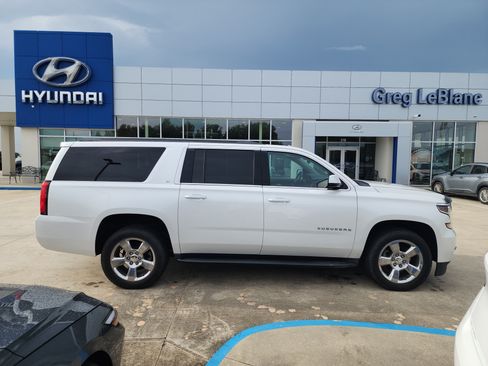 Used 2017 Chevrolet Suburban LT RWD image 8