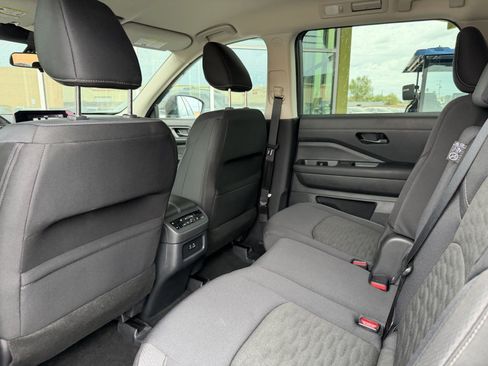 Used 2025 Nissan Pathfinder SV FWD image 31