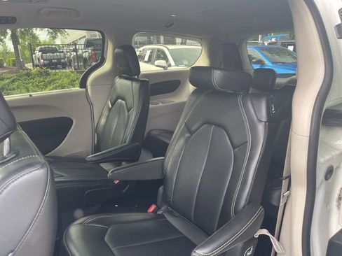 Used 2024 Chrysler Pacifica Touring-L image 7