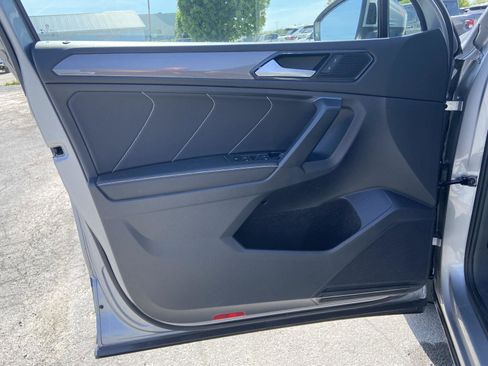 Used 2023 Volkswagen Tiguan SE w/ Panoramic Sunroof Package FWD image 21