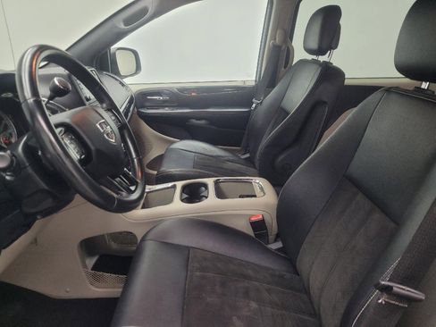 Used 2019 Dodge Grand Caravan SXT FWD image 17