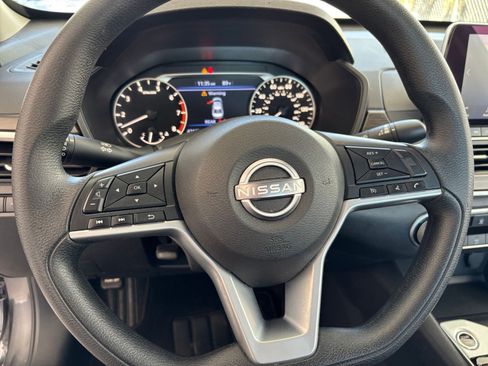 Used 2025 Nissan Altima 2.5 SV FWD image 28