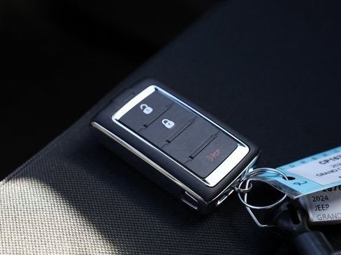 Used 2024 Jeep Grand Cherokee Laredo X image 27