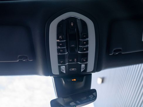 Certified 2025 Porsche Macan AWD/4WD image 10