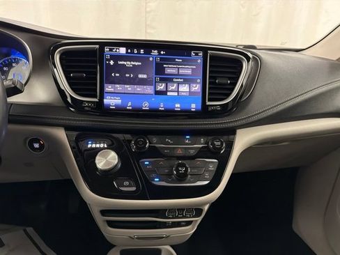 Used 2022 Chrysler Pacifica Touring-L FWD image 19