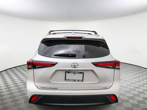 Used 2024 Toyota Highlander XLE FWD image 7