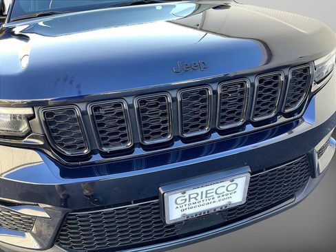 Used 2024 Jeep Grand Cherokee Limited w/ Black Appearance Package AWD/4WD image 32