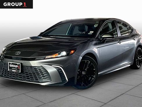 Used 2025 Toyota Camry SE w/ Convenience Package image 1