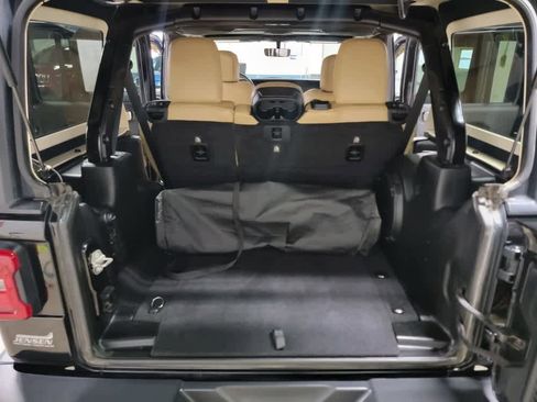 Used 2018 Jeep Wrangler Unlimited Sahara image 13