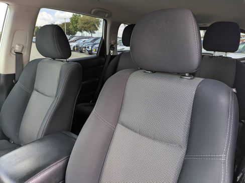 Used 2020 Nissan Pathfinder SV image 8