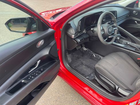 Used 2021 Hyundai Elantra SE image 15