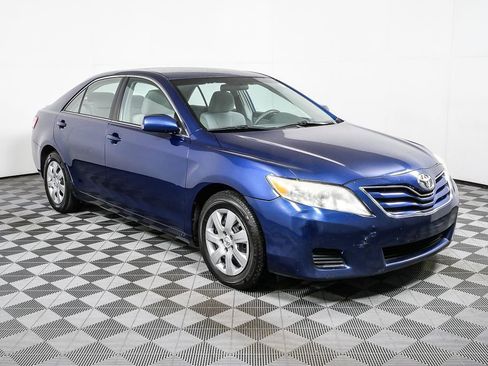 Used 2011 Toyota Camry LE image 1