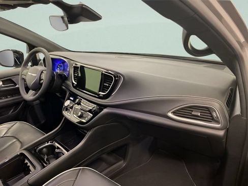 Used 2025 Chrysler Pacifica Limited w/ Uconnect Theater Family Group AWD/4WD image 28