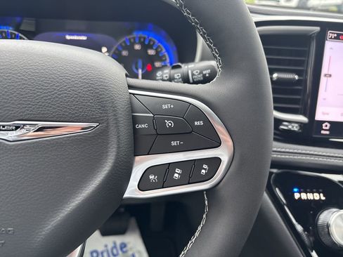 New 2026 Chrysler Pacifica Select image 61