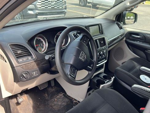 Used 2019 Dodge Grand Caravan SE FWD image 7