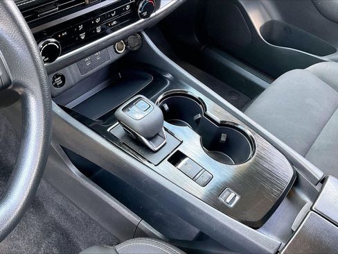 Used 2024 Nissan Rogue S image 31