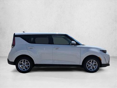 Used 2025 Kia Soul LX w/ LX Technology Package FWD image 4