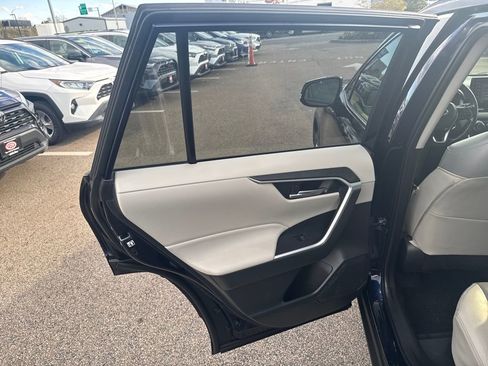 Used 2021 Toyota RAV4 XLE Premium image 35