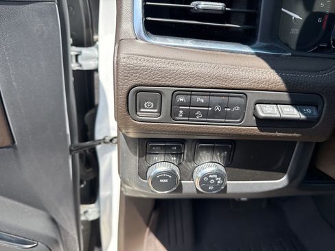 Used 2021 GMC Yukon XL Denali w/ Denali Premium Package AWD/4WD image 13