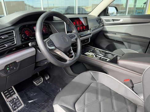 Used 2025 Volkswagen Atlas Peak Edition SE image 32