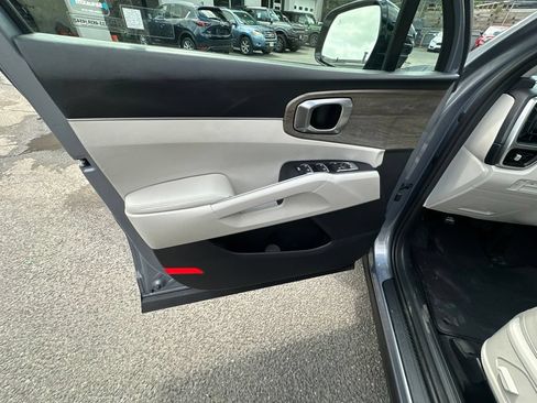 Used 2023 Kia Sorento S w/ Panoramic Sunroof Package AWD/4WD image 9