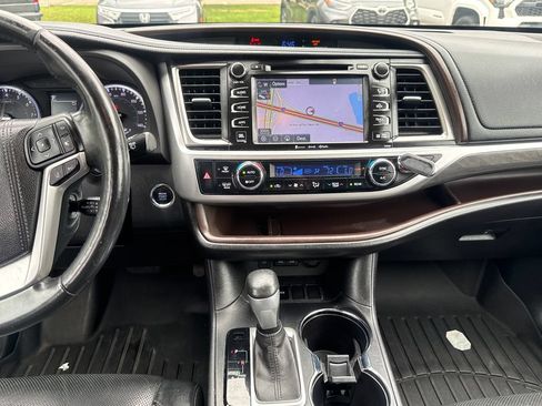 Used 2017 Toyota Highlander Limited Platinum FWD image 24