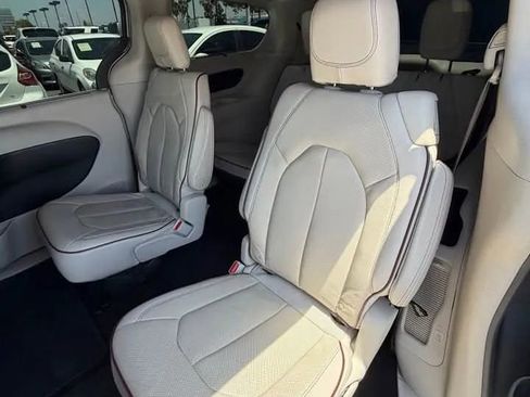 Used 2018 Chrysler Pacifica Limited FWD image 6