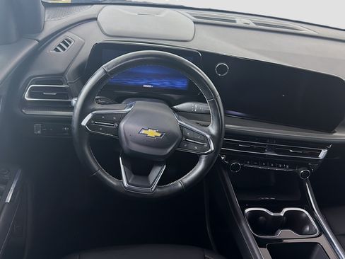 Used 2025 Chevrolet Traverse LT FWD image 17