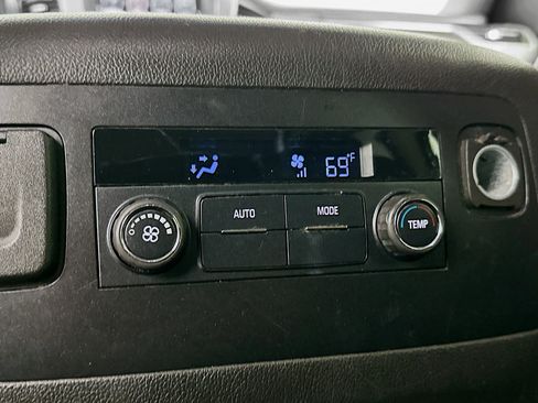 Used 2018 Chevrolet Suburban LT image 28