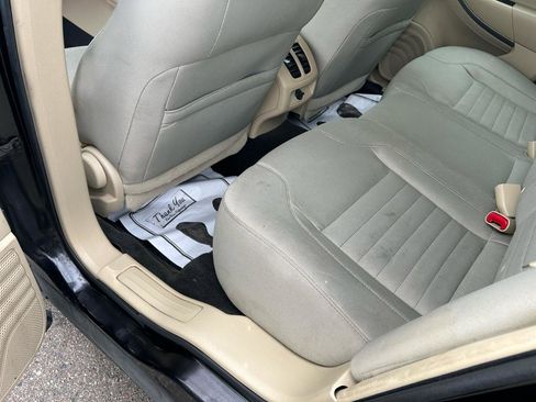 Used 2017 Ford Taurus SE FWD image 9