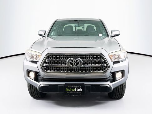 Used 2016 Toyota Tacoma TRD Off-Road image 2