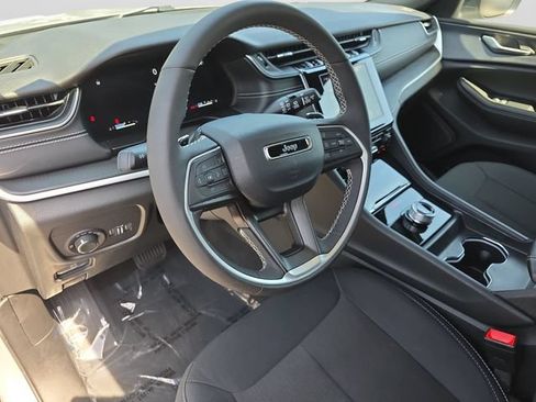 Used 2024 Jeep Grand Cherokee Laredo X w/ Luxury Tech Group I RWD image 13