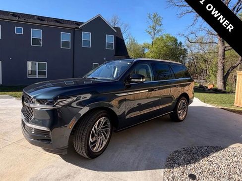 Used 2025 Lincoln Navigator Reserve image 3