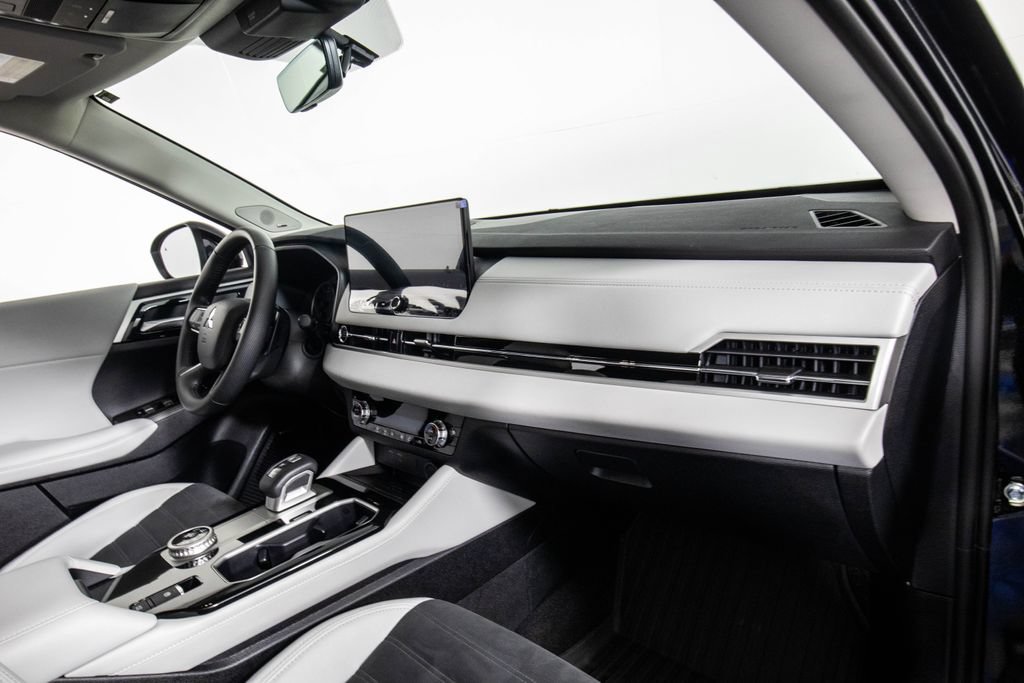 Used 2025 Mitsubishi Outlander SE FWD image 18