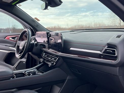 Used 2024 Chevrolet Traverse RS image 30