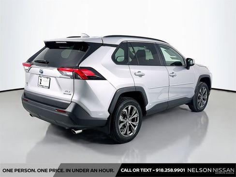 Used 2022 Toyota RAV4 XLE Premium image 5