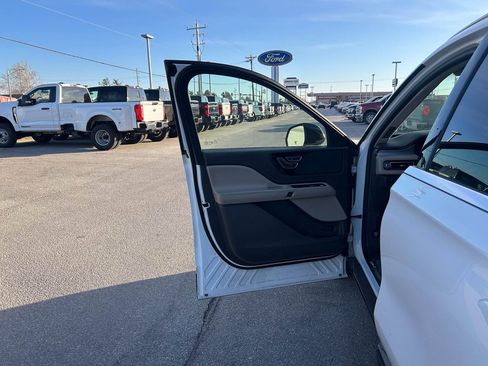 Used 2023 Lincoln Aviator AWD w/ Premium Package image 11