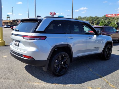 New 2025 Jeep Grand Cherokee Altitude image 9