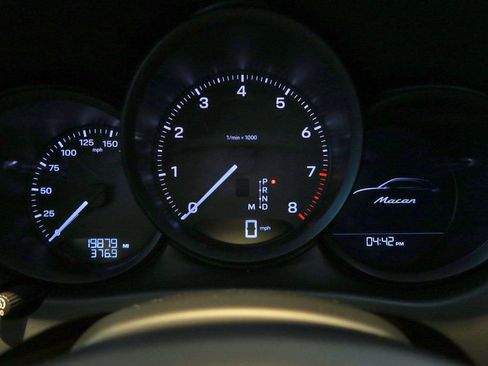 Used 2023 Porsche Macan image 16