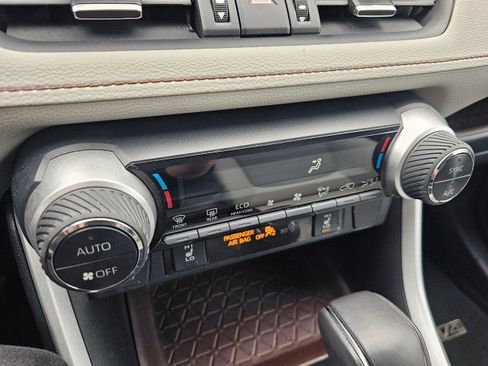 Used 2020 Toyota RAV4 Limited image 32