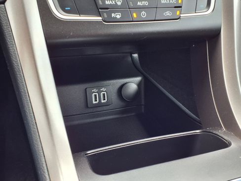 Used 2020 Ford Fusion SE FWD image 12