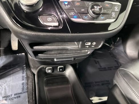 Certified 2018 Chrysler Pacifica Touring-L w/ Premium Audio Group FWD image 30