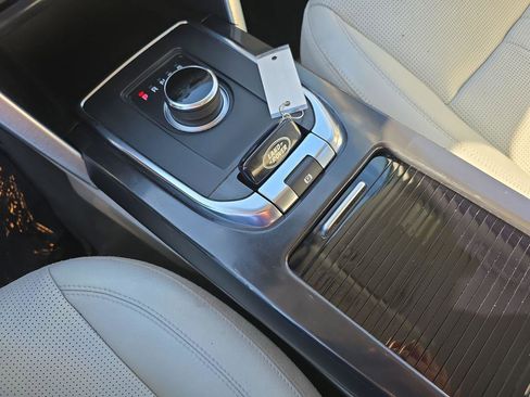 Used 2019 Land Rover Discovery Sport SE image 10