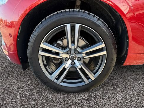 Used 2018 Volvo XC60 T5 Momentum w/ Vision Package image 14