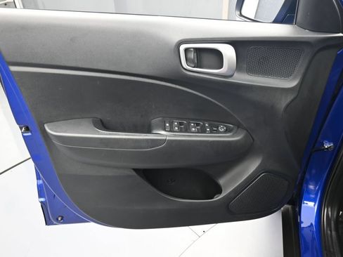 Used 2022 Hyundai Venue SEL FWD image 12