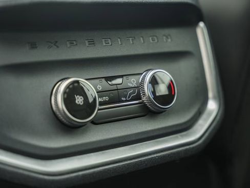 Used 2025 Ford Expedition Active AWD/4WD image 48
