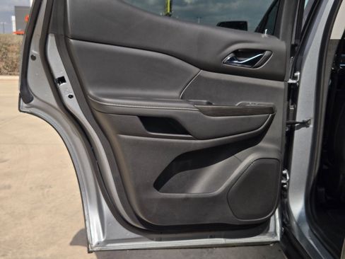 Used 2023 GMC Acadia SLT w/ Elevation Edition image 16